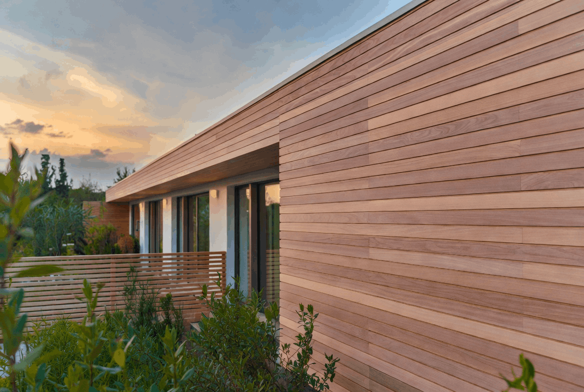 Casa moderna con revestimiento en madera, con mucha iluminación | Innova Cladding Colombia Envolventes de Construcción